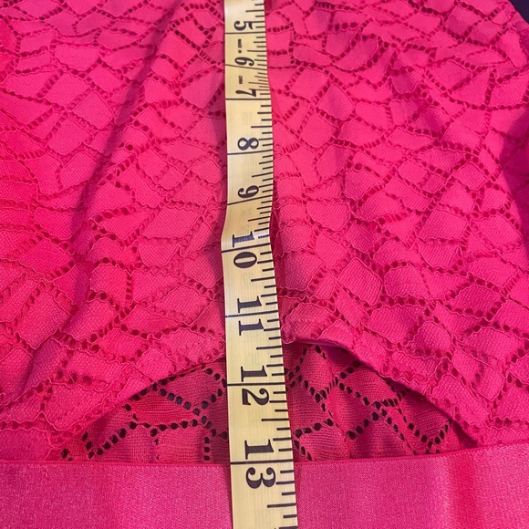 Bebe Red Crop Top Lace, sleeveless with Key hole abs, Size Large - Picture 8 of 11